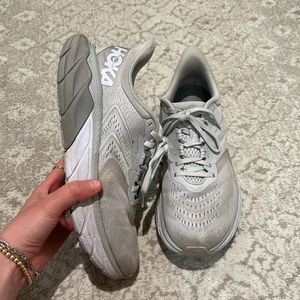 Gray and White Arahi 5 Hokas